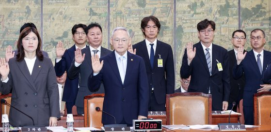 국회 문화체육관광위원회의 대한축구협회와 대한배드민턴협회 관련 현안질의가 24일 국회에서 열렸다. 유인촌 문체부 장관과 홍명보 축국 국가대표 감독 등이 증인선서를 하고 있다. 김성룡 기자