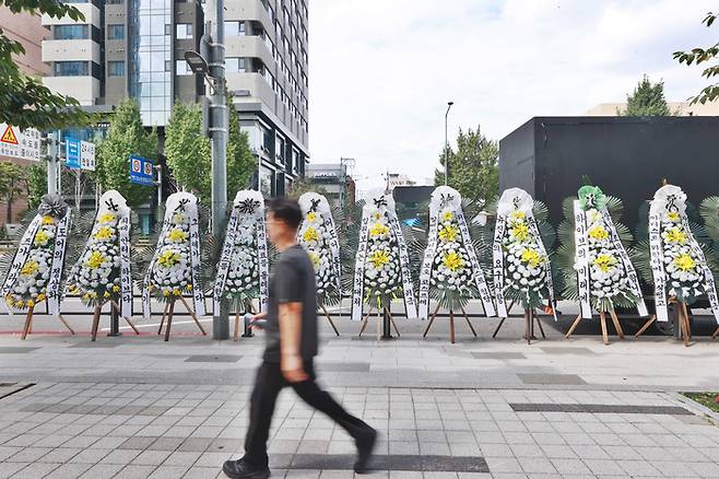 뉴진스 팬들이 하이브에 항의의 뜻으로 보낸 근조 화한이 하이브 사옥 앞에 놓여 있다.