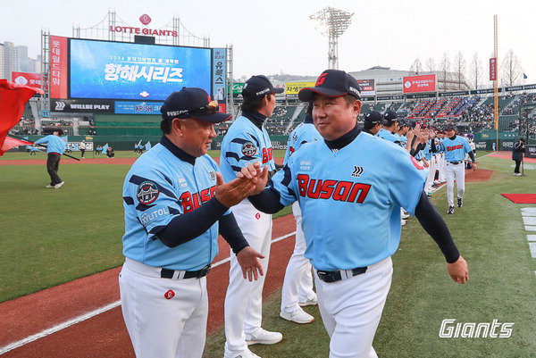 지난 3월 29일 사직구장에서 열린 롯데와 NC 경기에서 선수단 및 코칭스태프와 하이 파이브를 하는 김태형 감독.  롯데 자이언츠 제공