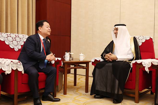 K-water CEO Yun Seog-dae, left, sits down with Saudi Water Authority President Abdullah Al-Abdulkariem to discuss water security solutions. [K-WATER]