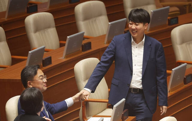 개혁신당 이준석 의원(오른쪽)이 지난 19일 국회 본회의장에서 조국혁신당 신장식 의원과 대화하고 있다. 연합뉴스