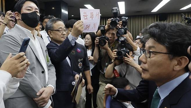 24일 오전 서울 여의도 국회에서 ‘행복하고 정의로운 대한민국, 금융투자소득세 시행은 어떻게?’라는 주제로 열린 더불어민주당 정책 디베이트에서 개인투자자 단체인 한국주식투자자연합회(한투연) 회원들이 토론 방청을 막는 것에 대해 항의하며 금투세 폐지를 촉구하고 있다. [김호영 기자]