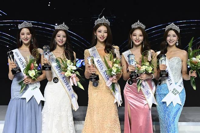 2024 미스코리아 선발대회 본선에서 뽑힌 (왼쪽부터)엠파크 이재원, 선 박희선, 진 김채원, 미 윤하영, 글로벌이앤비 박나현이 시상식 후 기념촬영을 하고 있다. [사진 = 한국일보]