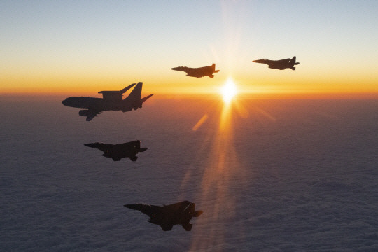 공군 항공통제기(E-737)와 F-15K 전투기 편대가 울진 상공에서 2024년 첫 일출을 배경으로 영공방위 임무를 수행하고 있다. 공군 제공