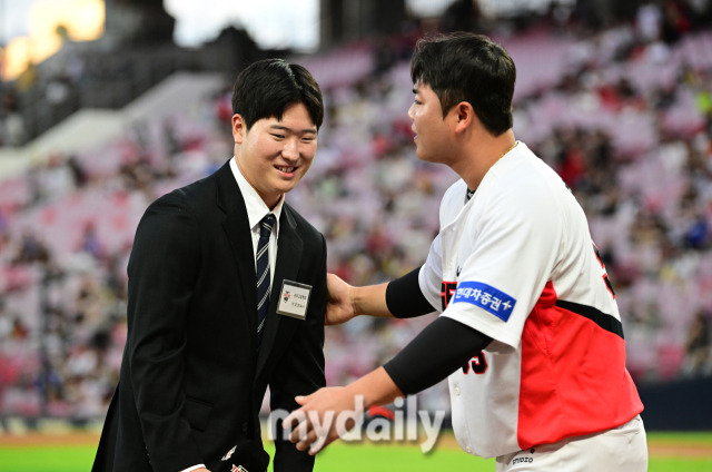 2024년 9월 24일 광주기아챔피언스필드에서 '2024 신한 SOL Bank KBO리그, 삼성 라이온즈와 KIA 타이거즈의 경기가 열렸다. 경기 전 전주고 이호민이 2025 KIA 신인선수 환영식에서 한준수 포수와 포옹하고 있다./광주=유진형 기자 zolong@mydaily.co.kr