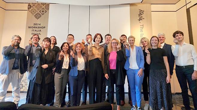 이탈리아 전국에서 모인 관광사절단이 방한해 한국인에게 엄지 하트를 보이고 있다.[함영훈 기자]