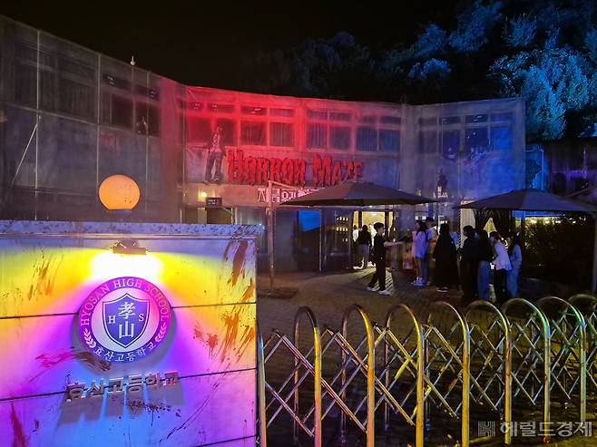 넷플릭스 시리즈 ‘지금 우리 학교는’ 속 효산고를 배경으로 한 에버랜드 공포체험 공간 ‘호러 메이즈’. 용인=김현일 기자