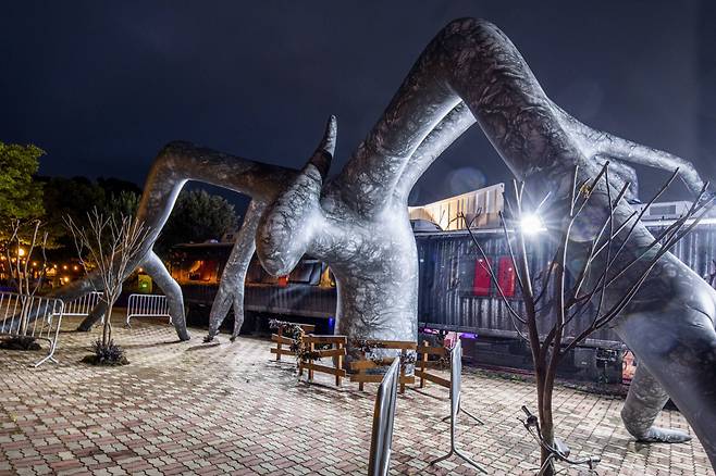 에버랜드가 선보인 넷플릭스 시리즈 ‘기묘한 이야기’의 메인 빌런 ‘마인드 플레이어’ 조형물. [삼성물산 제공]