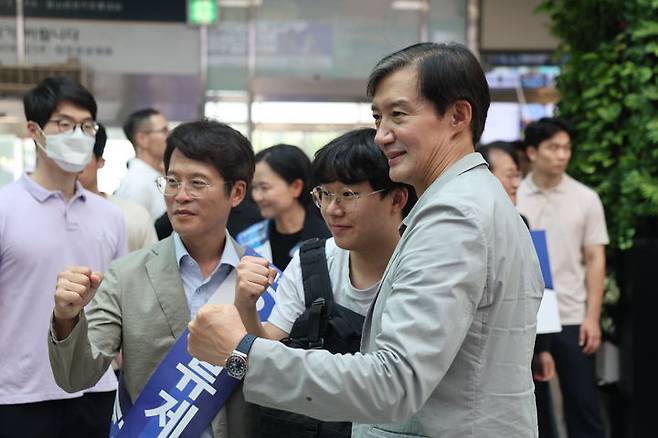 [서울=뉴시스] 고승민 기자 = 조국 조국혁신당 대표와 류제성 부산 금정구청장 보궐선거 후보가 18일 부산종합버스터미널을 찾아 시민들과 기념촬영을 하고 있다. (사진=조국혁신당 제공) 2024.09.18. photo@newsis.com *재판매 및 DB 금지