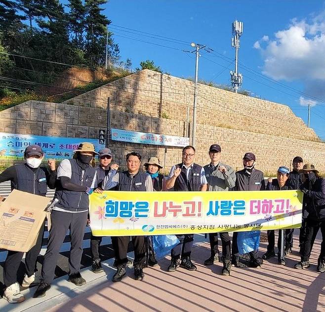 [홍성=뉴시스]한전MCS 홍성지점은 25일 대하축제가 열리는 홍성남당리를 찾아 축제장 주변 정화활동을 벌였다. 2024. 09. 25  *재판매 및 DB 금지