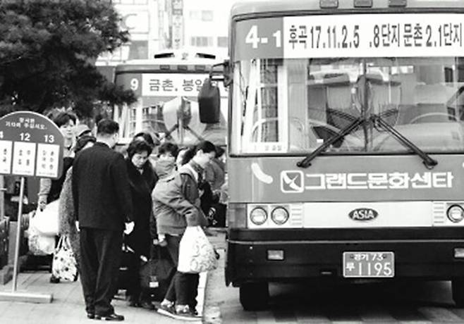 과거 시민들이 애용하던 백화점 셔틀버스. 이들을 금지시킨 1차적인 원인은 운수업계의 반발이었지만, 지역 소상공인들의 반대 또한 격렬했었다. 출처 : 문화일보