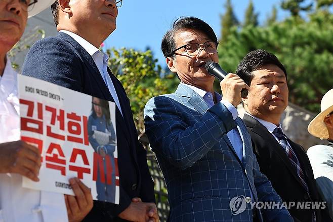 수사심의위 앞두고 기자회견 연 최재영 목사 (서울=연합뉴스) 서대연 기자 = 윤석열 대통령 배우자 김건희 여사에게 명품 가방 등을 선물한 최재영 목사가 24일 검찰 수사심의위원회가 열리는 서울 서초구 대검찰청 앞에서 관련 기자회견을 열고 발언하고 있다. 2024.9.24 dwise@yna.co.kr