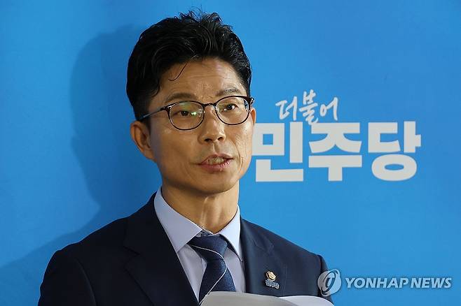 새 지도부 선출방식 설명하는 정을호 의원 (서울=연합뉴스) 김주성 기자 = 더불어민주당 전국당원대회준비위원회 대변인인 정을호 의원이 28일 오후 서울 여의도 국회에서 새 지도부 선출방식 등에 대한 회의 결과를 브리핑하고 있다. 2024.6.28 utzza@yna.co.kr