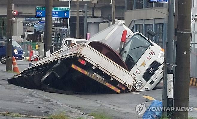 부산서 대형 싱크홀 발생 (부산=연합뉴스) 지난 21일 오전 8시 45분께 부산 사상구 한 도로에서 가로 10ｍ, 세로 5ｍ, 깊이 8m가량의 대형 싱크홀이 발생해 트럭 2대가 빠져있다. 2024.9.21 [독자 제공. 재판매 및 DB 금지] ready@yna.co.kr