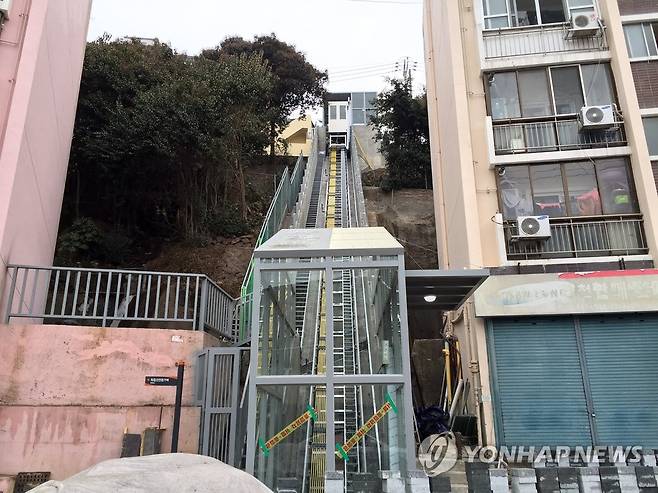 부산 좌천동에 들어선 경사형 엘리베이터 [연합뉴스 자료사진]
