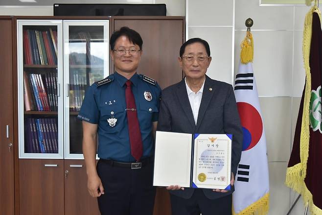 심명섭 속초경찰서장으로부터 감사장을 받는 오신호씨 [속초경찰서 제공.재판매 및 DB금지]