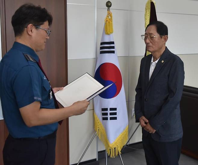 심명섭 속초경찰서장으로부터 감사장을 받는 오신호씨 [속초경찰서 제공.재판매 및 DB금지]