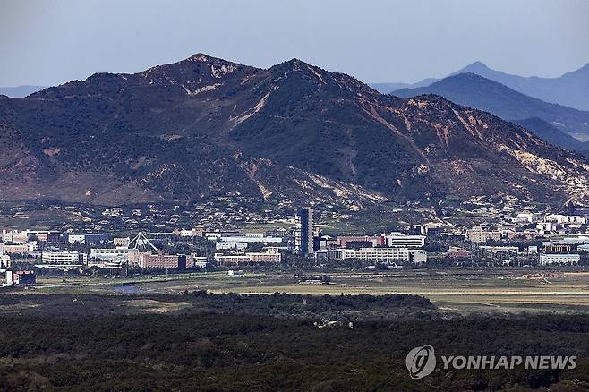 적막한 개성공단 (파주=연합뉴스) 임병식 기자 = 23일 경기도 파주시 접경지역에서 바라본 서부전선 비무장지대(DMZ)와 개성공단 일대가 적막하다. 2024.9.23 andphotodo@yna.co.kr