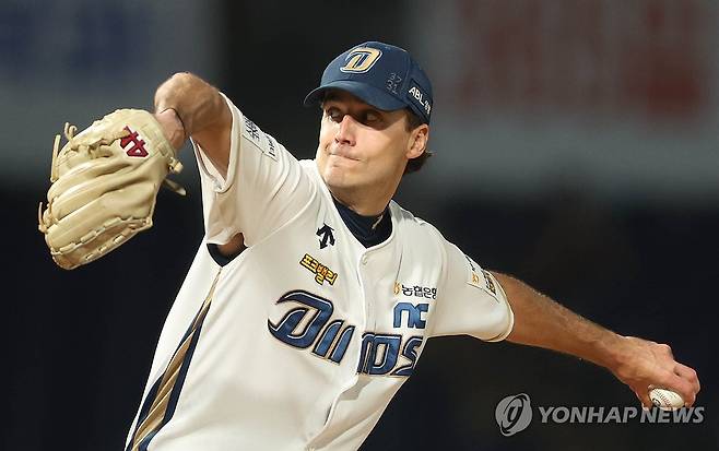 NC 하트 역투 (창원=연합뉴스) 김동민 기자 = 25일 경남 창원NC파크에서 열린 2024 KBO 리그 SSG 랜더스 대 NC 다이노스 경기. 2회 초 NC 선발 하트가 역투하고 있다. 2024.9.25 image@yna.co.kr