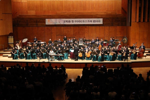 Chinese folk music from Jiangsu radiates along Rhein.