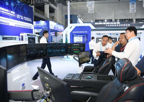 On September 13th, visitors were learning about a ground control center operation product at the exhibition site of the 18th Yulin International Coal and High-end Energy Chemicals Industry Expo.