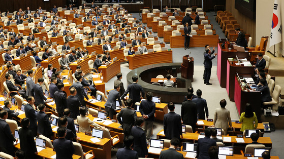 26일 오후 국회에서 열린 본회의에서 여당 추천 몫인 한석훈 국가인권위원 선출안이 부결되자 국민의힘 의원들이 항의하고 있다. 〈사진=연합뉴스〉