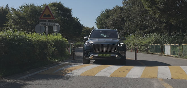 마이바흐 GLS는 방지턱 자체를 사라지게 만드는 마술을 부린다.