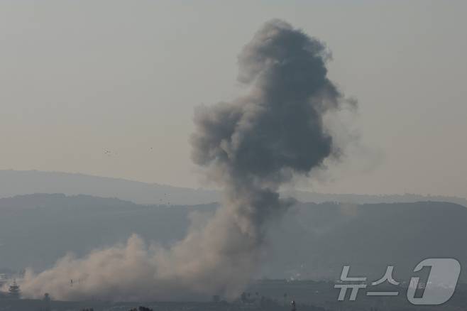 25일(현지시간) 오전 이스라엘이 공습 이후 레바논 남부 지여에서 연기가 치솟고 있다. 2024.09.25 ⓒ 로이터=뉴스1 ⓒ News1 최종일 기자
