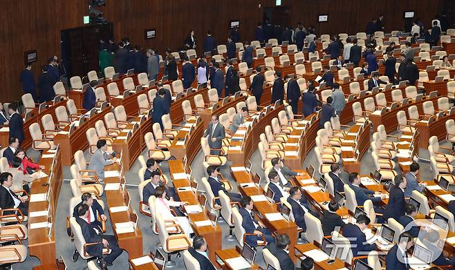 26일 오후 서울 여의도 국회에서 열린 제418회국회(정기회) 제9차 본회의에서 야당 의원들이 '방송4법·노란봉투법·민생회복지원금법' 재표결이 부결되자 회의장을 나가고 있다. 2024.9.26/뉴스1 ⓒ News1 이광호 기자