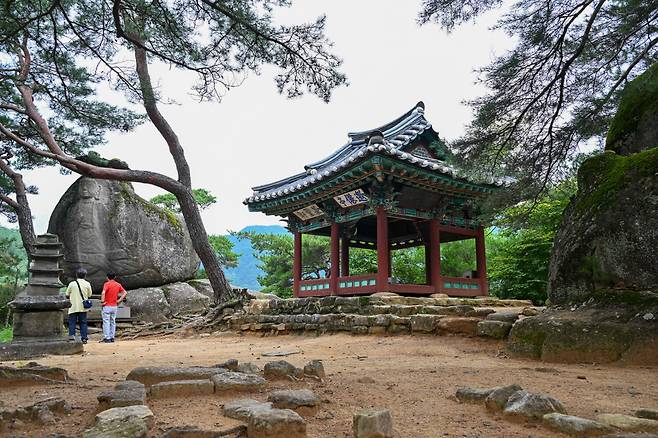 ◇요선정은 1913년 요선계 계원들이 지은 것으로 1984년 강원도 문화재자료로 지정된 곳으로 요선암을 한 눈에 즐길 수 있는 곳이다. 사진제공=지엔씨21