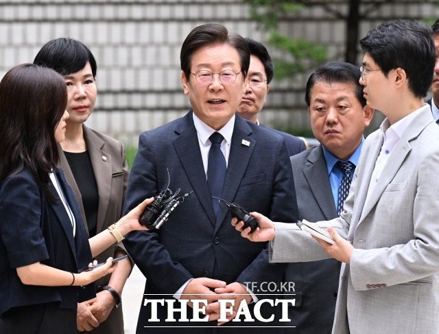 이재명 더불어민주당 대표가 지난 20일 서울 서초구 서울중앙지방법원에서 열린 '故 김문기·백현동 허위 발언' 관련 공직선거법 위반 1심 결심 공판에 출석하며 입장을 밝히고 있다. 검찰은 이날 재판에서 이 대표에게 징역 2년을 구형했다. /이새롬 기자