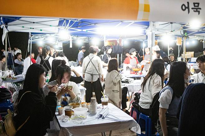 가을축제가 한창인 지난 25일 저녁 대구대 글로컬라이프대학 만학도들이 운영하는 주막이 젊은 학생 손님들로 가득 차 있다./대구대