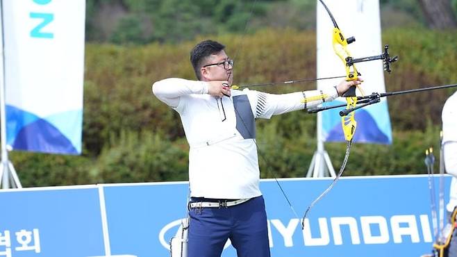 김우진이 26일 경북 예천 진호국제양궁장에서 열린 제56회 전국 남녀 양궁종합선수권대회에서 활을 쏘고 있다. /대한양궁협회