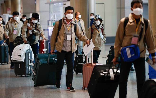 인천국제공항 1터미널에서 태국에서 국내로 입국한 외국인 노동자들이 버스를 타기 위해 이동하고 있다. / 뉴스