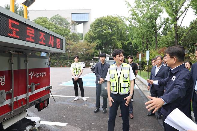 박상우 국토교통부 장관이 지난 13일 서울 서대문구 현저동 지반탐사 현장을 방문해 서울시 지반침하 예방 활동을 점검하고 있다. /국토교통부 제공