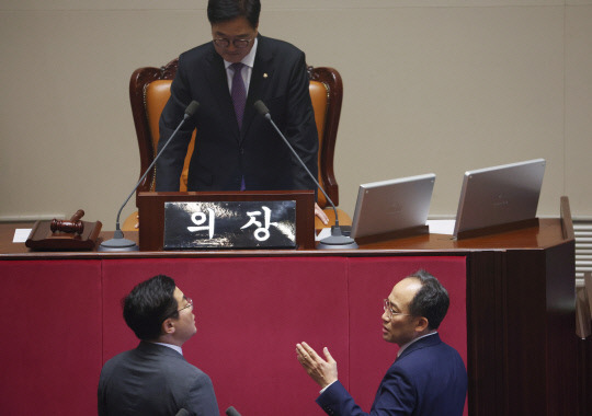 국민의힘 추경호 원내대표(오른쪽)와 더불어민주당 박찬대 원내대표가 26일 국회에서 열린 본회의에서 한석훈 국가인권위원회 위원 선출안이 부결된 것에 대해 이야기하고 있다. 연합뉴스