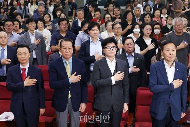 국민의힘 한동훈 대표, 권영세 의원이 25일 오후 의원회관에서 열린 '분단 79년을 돌아본다' 북한 그리고 통일 포럼 제2차 세미나에서 국민의례를 하고 있다. ⓒ데일리안 홍금표 기자