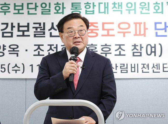 10월 16일 서울시교육감 보궐선거에 중도우파 단일 후보로 추대된 조전혁 전 한나라당 의원이 25일 오전 서울 여의도 산림비전센터에서 열린 서울시교육감중도우파후보단일화통합대책위원회(통대위) 기자회견에서 소감과 포부를 밝히고 있다.ⓒ연합뉴스