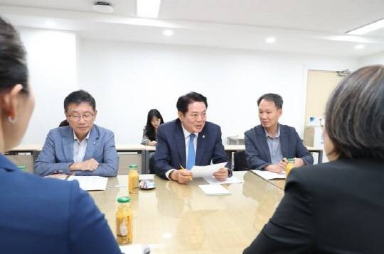 최대호 안양시장이 평촌신도시재건축연합회와 면담을 가졌다./사진제공=안양시