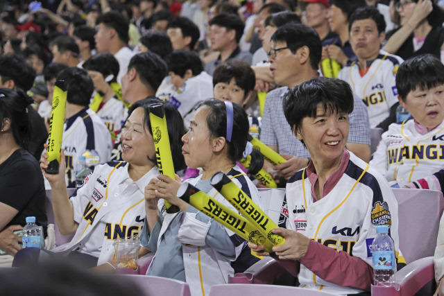 '광주-기아 챔피언스필드'에서 25일 진행된 야구 경기에 초청된 인원들이 경기를 관람하고 있다. 기아 제공