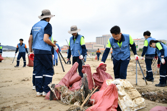 포스코퓨처엠 임직원들이 '나눔의 달'을 맞아 지난 24일 포항 청림해변에서 해양 쓰레기 수거활동을 진행하고 있다. 포스코퓨처엠 제공.