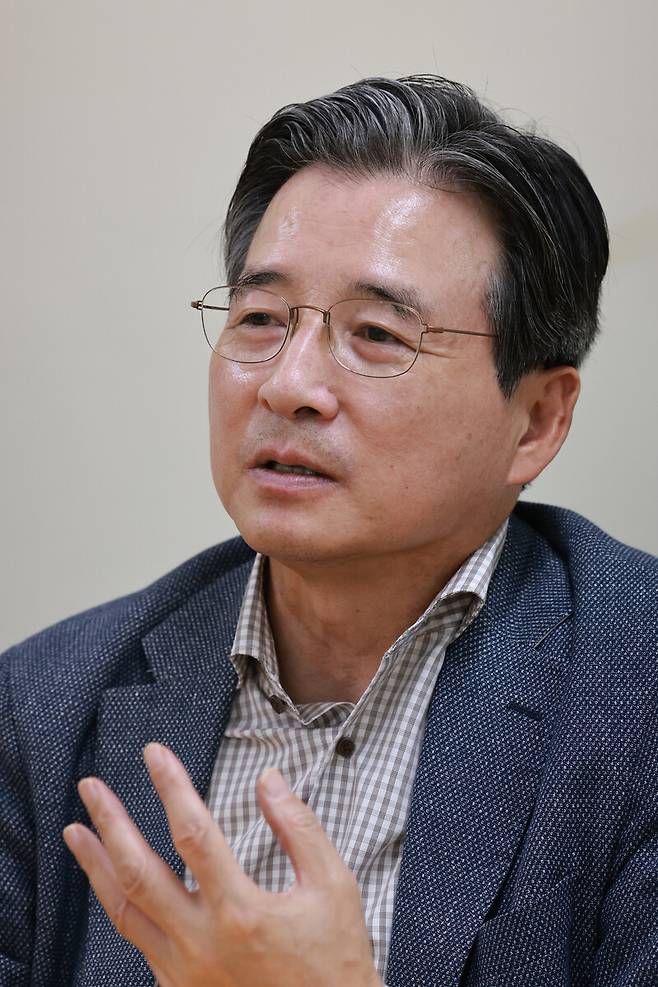 김용범 전 기획재정부 1차관이 12일 오후 서울 마포구 한겨레신문사에서 인터뷰를 하고 있다. 김혜윤 기자 unique@hani.co.kr