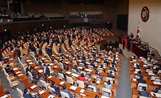 26일 오후 국회 본회의에서 방송 4법(방송법·방송문화진흥회법·한국교육방송공사법·방송통신위원회법 개정안)과 전 국민 25만원 지원법(민생회복지원금지급 특별조치법), 노란봉투법(노동조합 및 노동관계조정법 개정안) 등의 법안들이 부결되자 야당 의원들이 회의장을 나가고 있다. 신소영 기자 viator@hani.co.kr