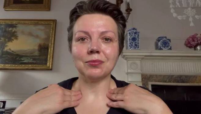 쇄골을 눌러 마사지하고 있다./사진=더 선