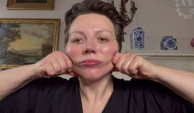 교근을 마사지하는 모습/사진=더 선