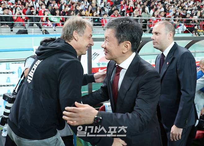 정몽규 대한축구협회장이 13일 오후 서울 마포구 서울월드컵경기장에서 열린 대한민국 축구대표팀과 튀니지 대표팀과의 평가전에서 경기에 앞서 벤치에서 클린스만 감독과 포옹하고 있다. 상암=김민규 기자 mgkim1@edaily.co.kr /2023.10.13/