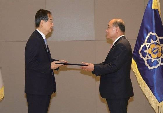 한덕수 국무총리가 지난 6월 20일 오전 정부세종청사에서 최재원 부산대학교 총장에게 임명장을 수여하고 있다. / 사진:연합뉴스