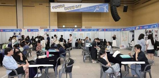 부산대학교는 8월 24일 오전 10시부터 오후 5시 30분까지 부산항국제전시 컨벤션센터(BPEX) 5층 전시실에서 고교생에게 부산대 전공(학과)별 정확한 진로·진학 정보를 안내하는 ‘부산대 전공알림 DAY’ 행사를 개최했다. / 사진:부산대학교
