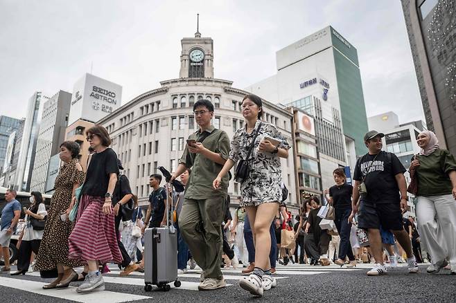 일본 도쿄 긴자의 한 도로를 걷고있는 사람들. 사진=AFP 연합뉴스