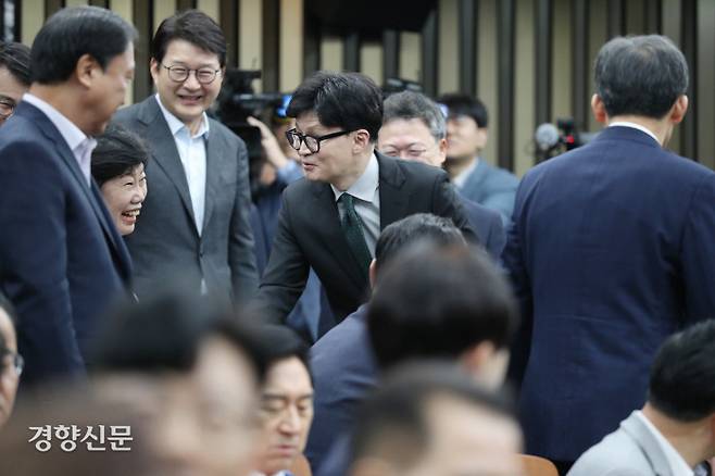 악수 한동훈 국민의힘 대표가 26일 국회에서 열린 의원총회 장소에 입장하며 참석자들과 악수하고 있다. 박민규 선임기자